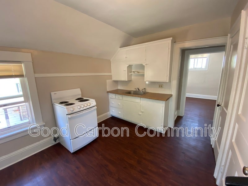 Building Photo - 331 Schenck St