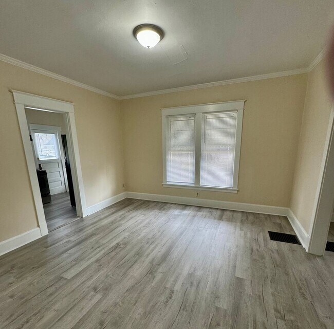 Building Photo - 2 Bedroom House Close to Sunset Park