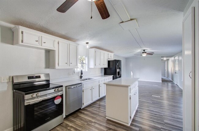 Building Photo - 13419 Commander Cir