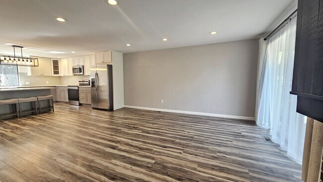 Foto del edificio - Modern Bellevue Townhome | Chef’s Kitchen, Dual Fireplaces & Private Patio