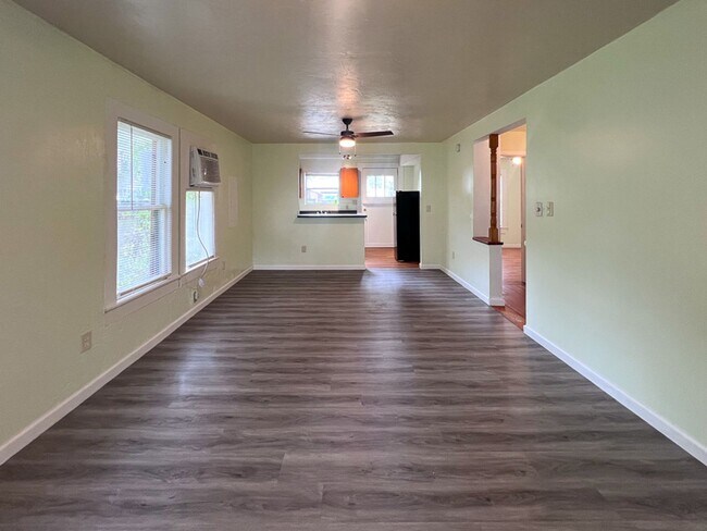 Foto del edificio - 2BR/1BA Pet Friendly Cottage off Waldo Roa...