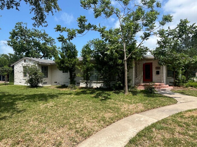 Foto del edificio - UPDATED HOME IN LAMAR PARK!!