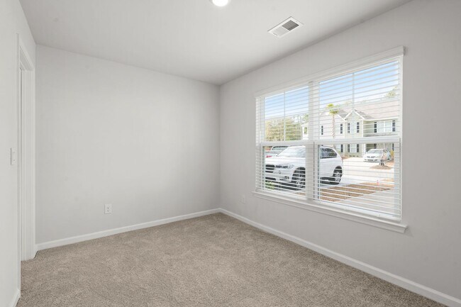 Building Photo - Spacious townhome in Summerville