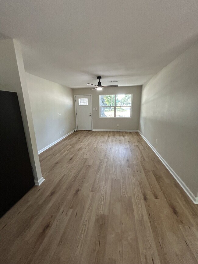 Foto del edificio - "Charming 4-Bedroom Retreat with Granite T...