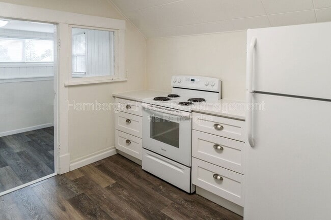 Building Photo - 728 E Bridgeport Ave