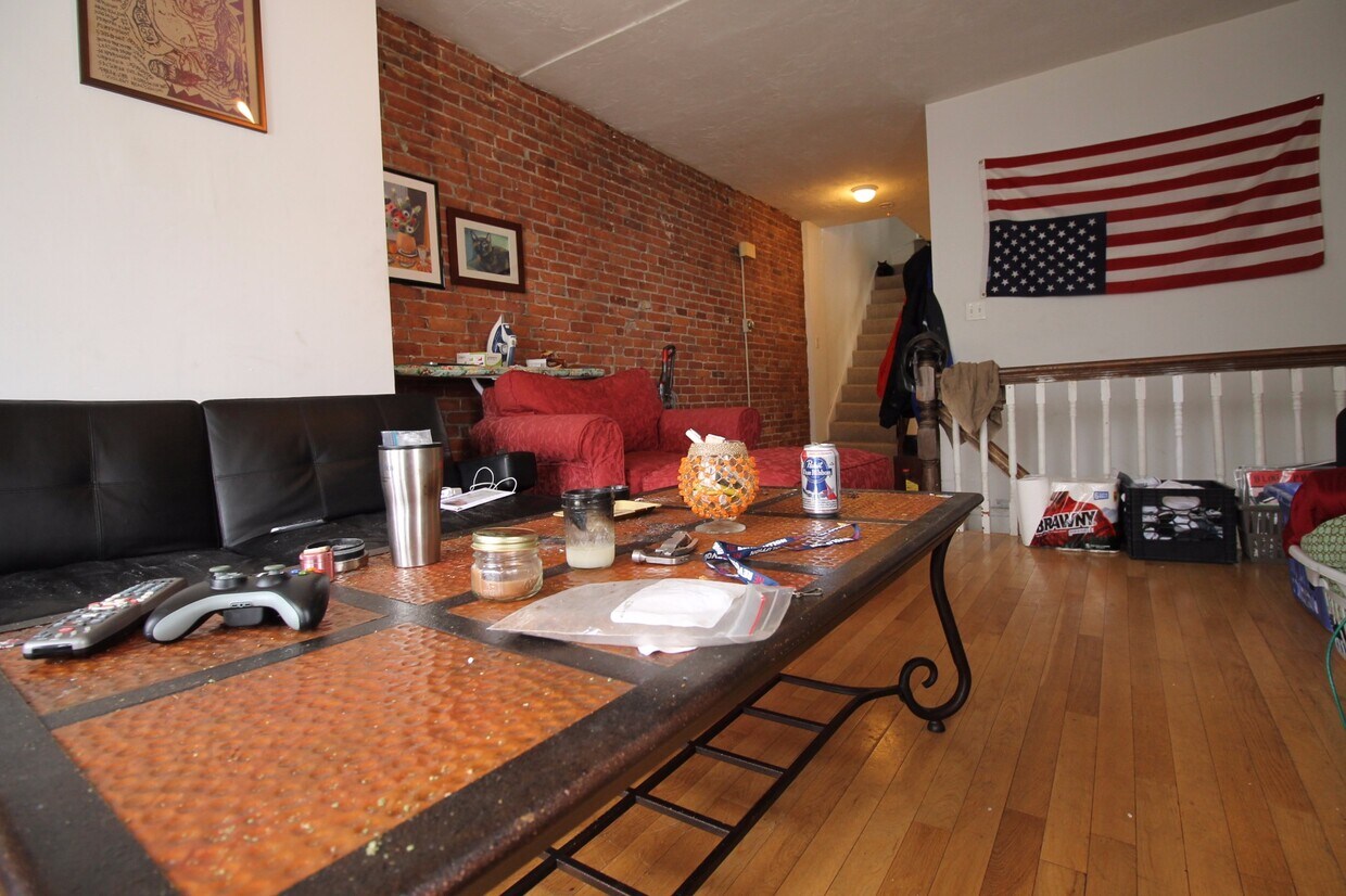 Primary Photo - 66 Murdock St