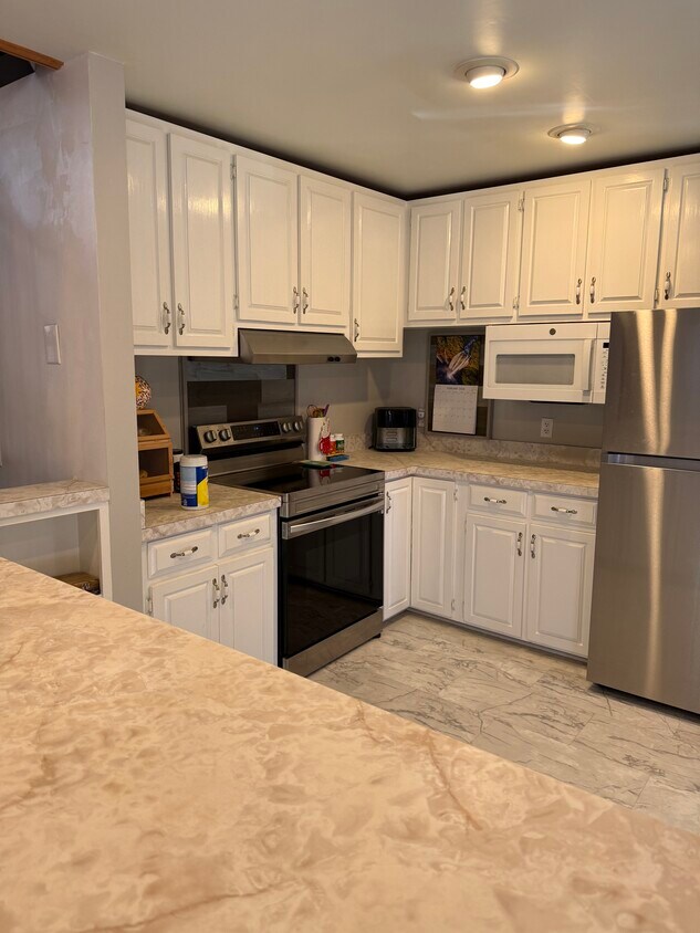 Foto del edificio - 1040 N Rocky River Rd