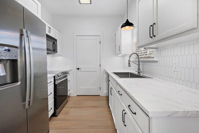 Building Photo - 1032 McKenna Dr