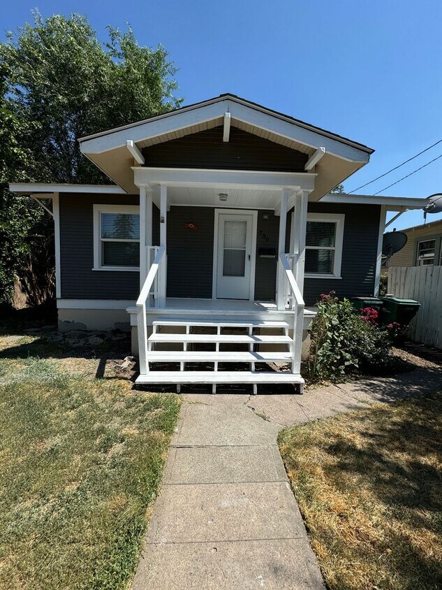 Primary Photo - Freshly Updated 2 bed 1 bath house with fe...