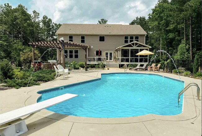 Foto del edificio - Luxurious 4-Bed, 4-Bath Wake Forest Retrea...