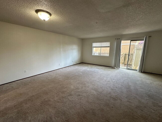 Foto del edificio - Spacious and Comfortable Townhome in Rohne...