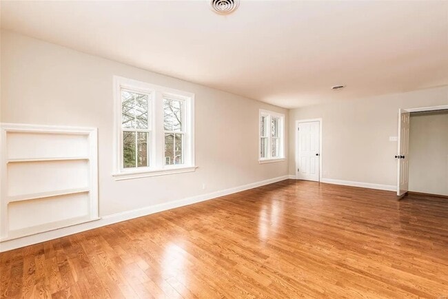La sala de estar tiene mucha luz natural. - 7136 Amherst Ave