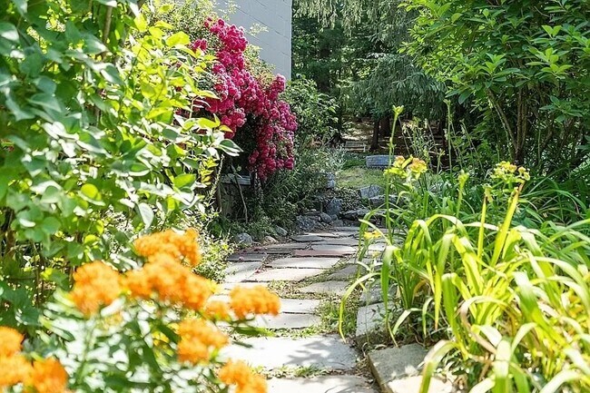 Foto del edificio - 19 Pine Knoll Rd