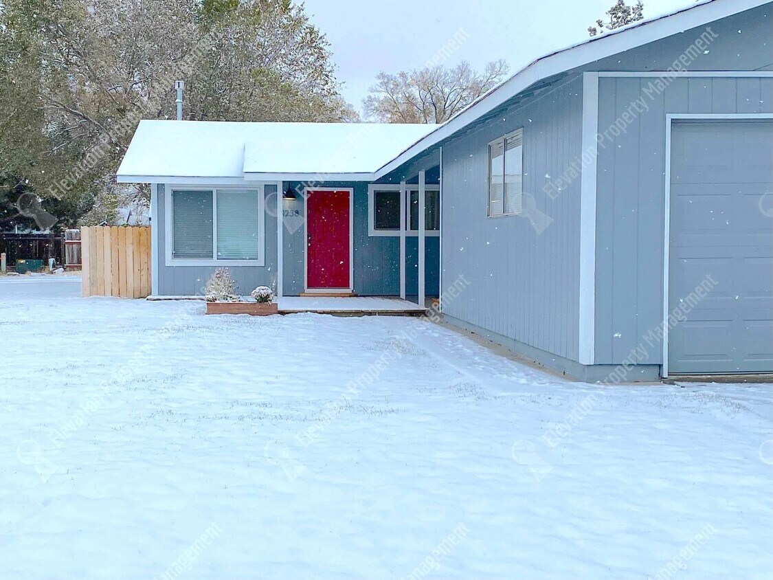 Foto principal - 2 BR in Redmond w/ huge yard