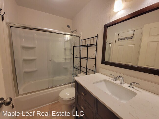 Building Photo - 2 br, 1 bath House - 3233 NE 12th St #107