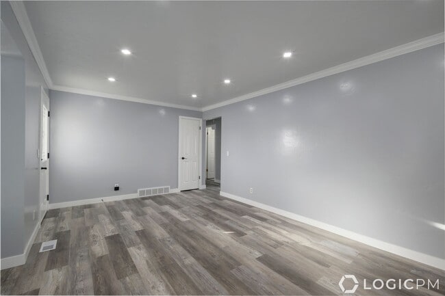 Building Photo - Stunning Single Family Home In Excellent L...