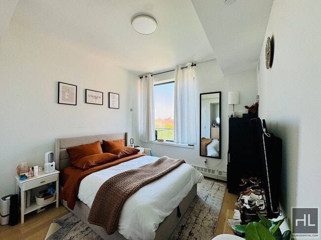 Building Photo - Gorgeous 1 bedroom with private balcony & laundry hookup