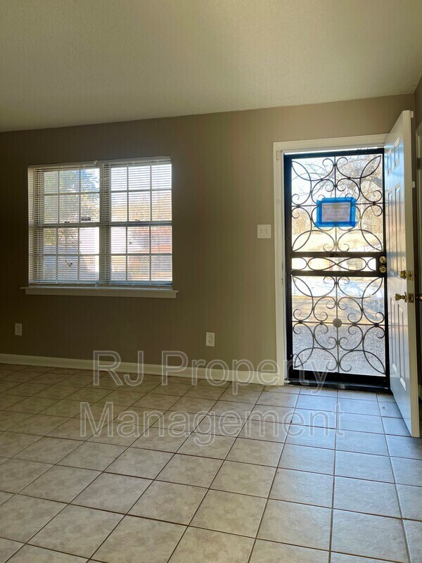 Foto del edificio - 4211 Lansdowne Dr
