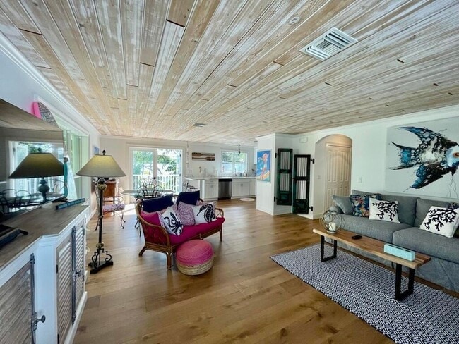 Building Photo - 924 Coquina Ln