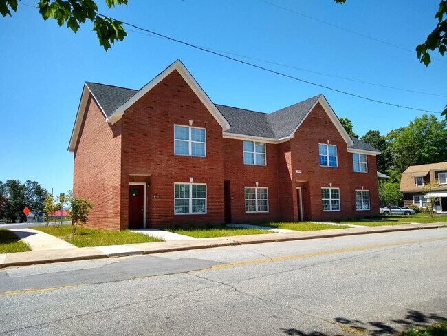 Building Photo - 109 N Mountain St