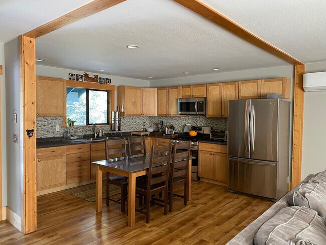 Building Photo - Sierra Meadows Ski Lease Jan-March