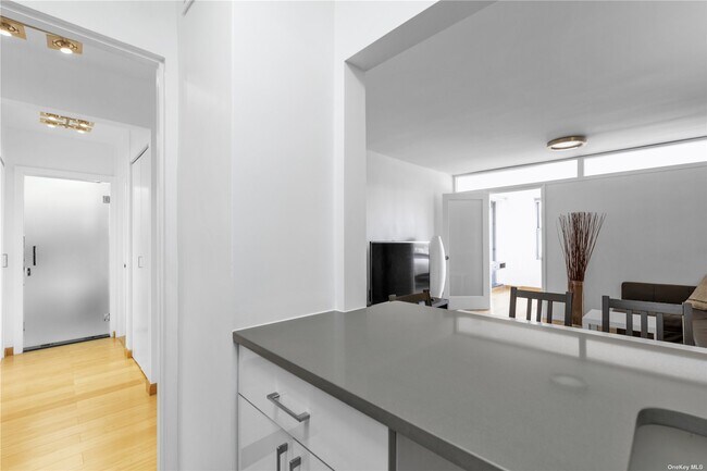 Building Photo - 125 Queens Blvd