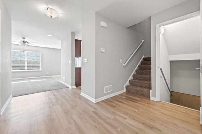 Foto del edificio - Spacious End-Unit Townhome with Walk-Out Basement - Available Now!