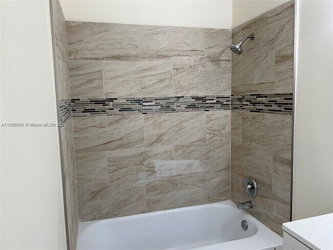 Foto del edificio - 597 NE 121st St