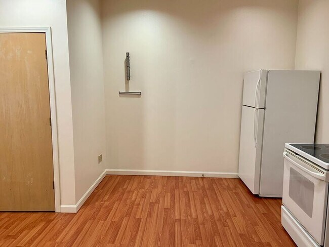 Foto del edificio - Cozy Studio Living with Parking and Pet-Fr...