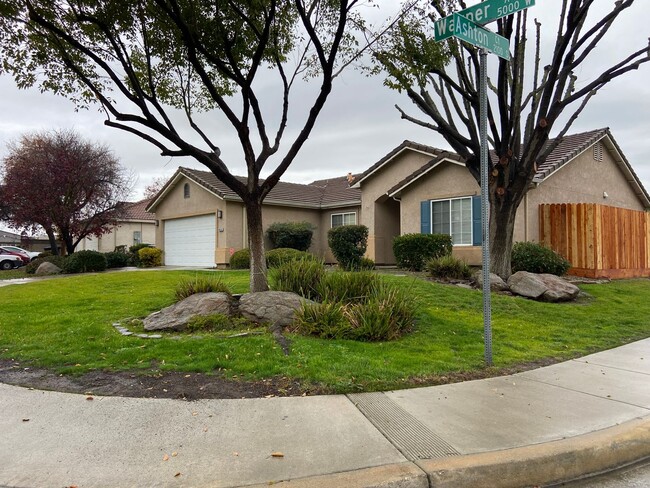 Building Photo - SW Visalia Home Rent Ready!