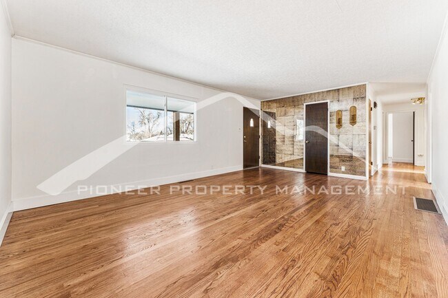 Foto del edificio - Beautiful Home with Fenced Back Yard!