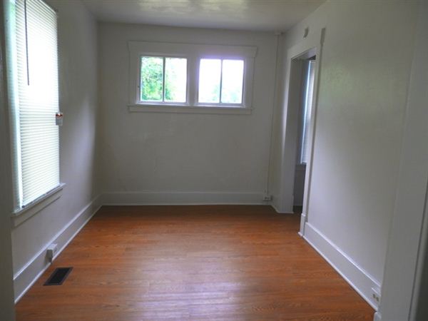 Building Photo - 211 Iona Ave