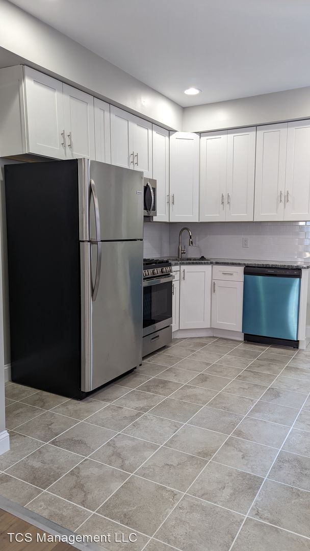 Building Photo - 3 br, 1 bath House - 2451 E Oakdale St 245...