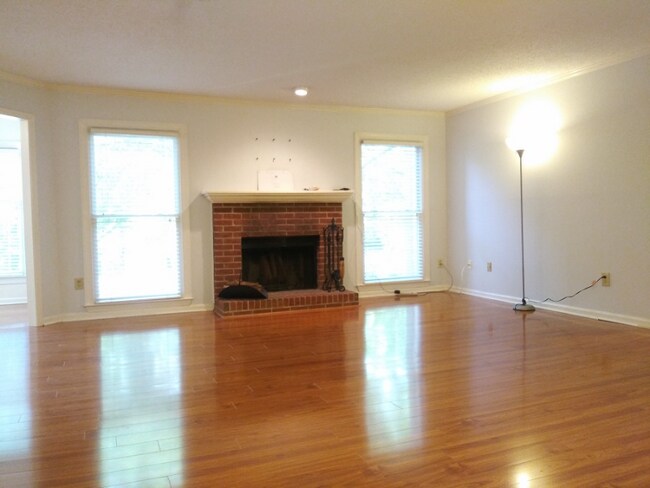 Building Photo - 310 Hollyfax Cir NE