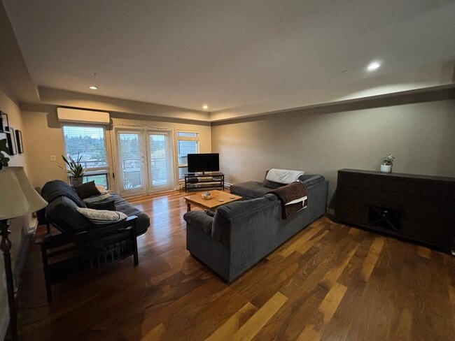 Building Photo - 1008 Tillicum Rd