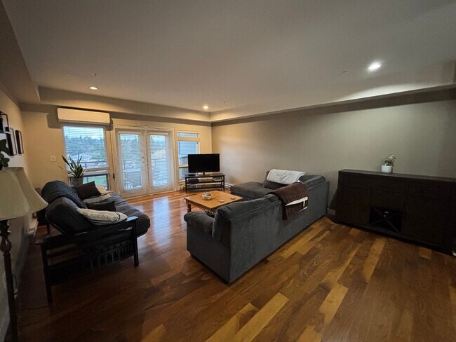 Photo du bâtiment - 1008 Tillicum Rd