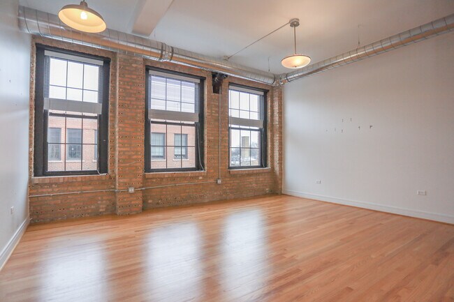 Building Photo - 4801 N Ravenswood Ave