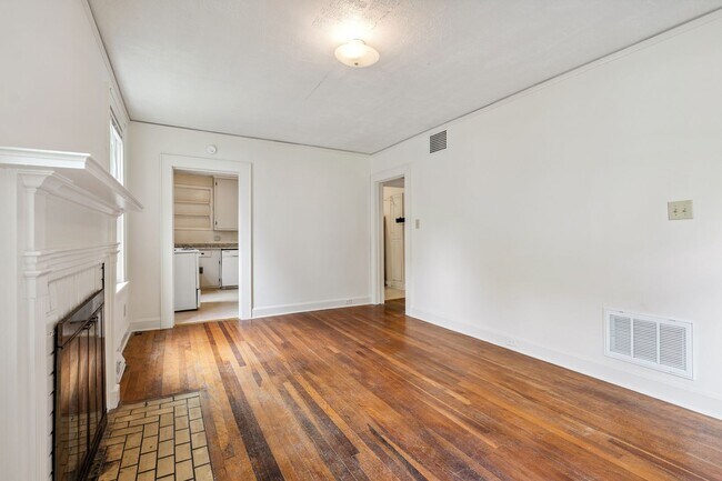 Building Photo - Charming 2 Bedroom 1 Bath Home With Home O...