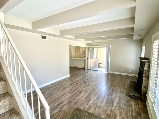 Building Photo - Great Opportunity! 2bed, 2.5 bath and bonu...