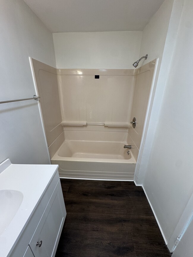 Building Photo - 7 Somers St