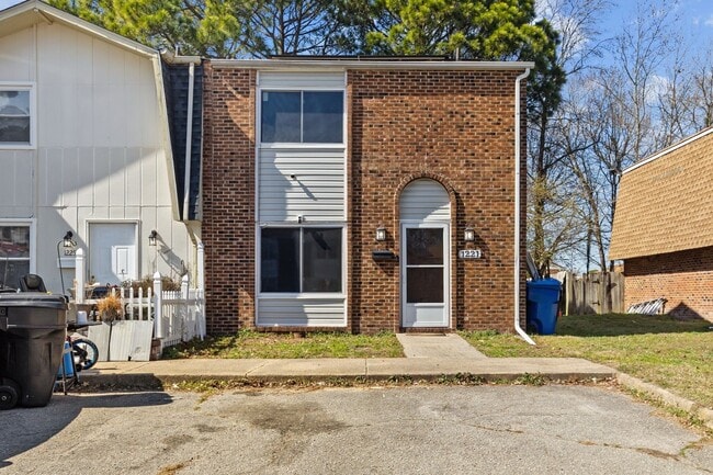 Foto del edificio - Bright & Cozy 2-Bedroom Townhouse with Solar Panels – Virginia Beach