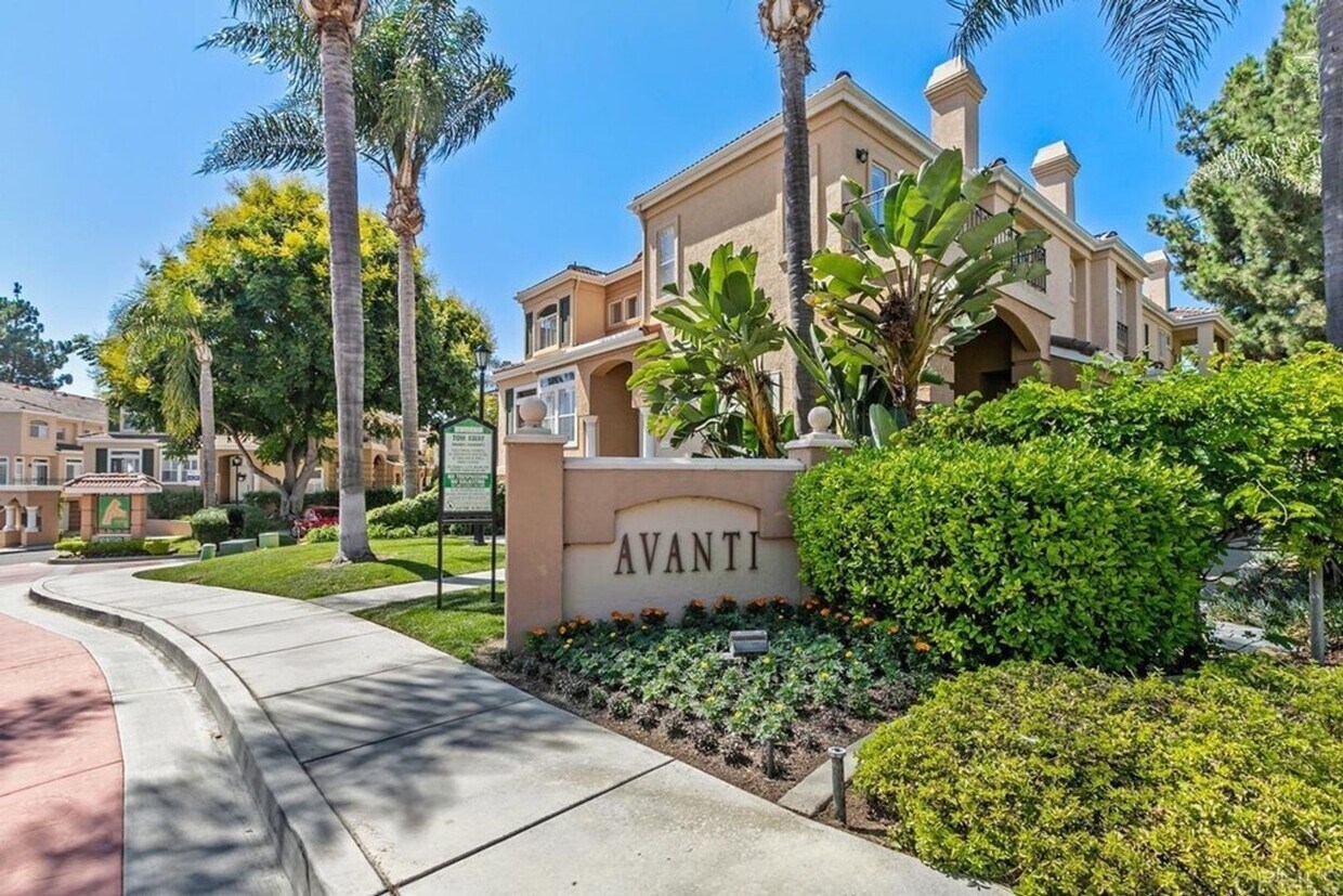Foto principal - Furnished 3 Bedroom UTC/La Jolla Townhome