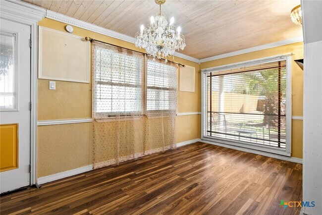 Foto del edificio - 2407 Hidden Valley Dr