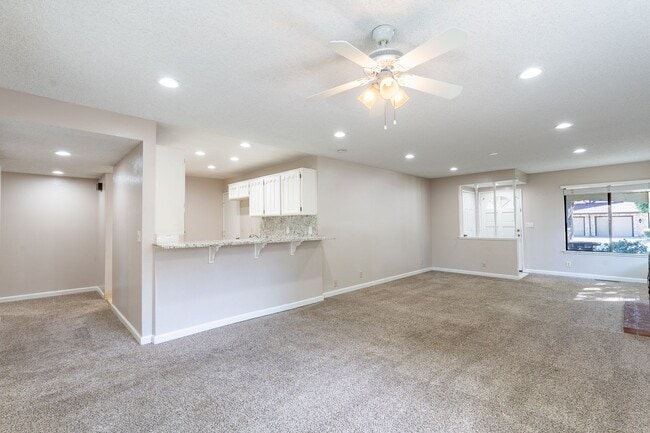 Building Photo - Cute 2 Bedroom Duplex in Great Morgan Hill...