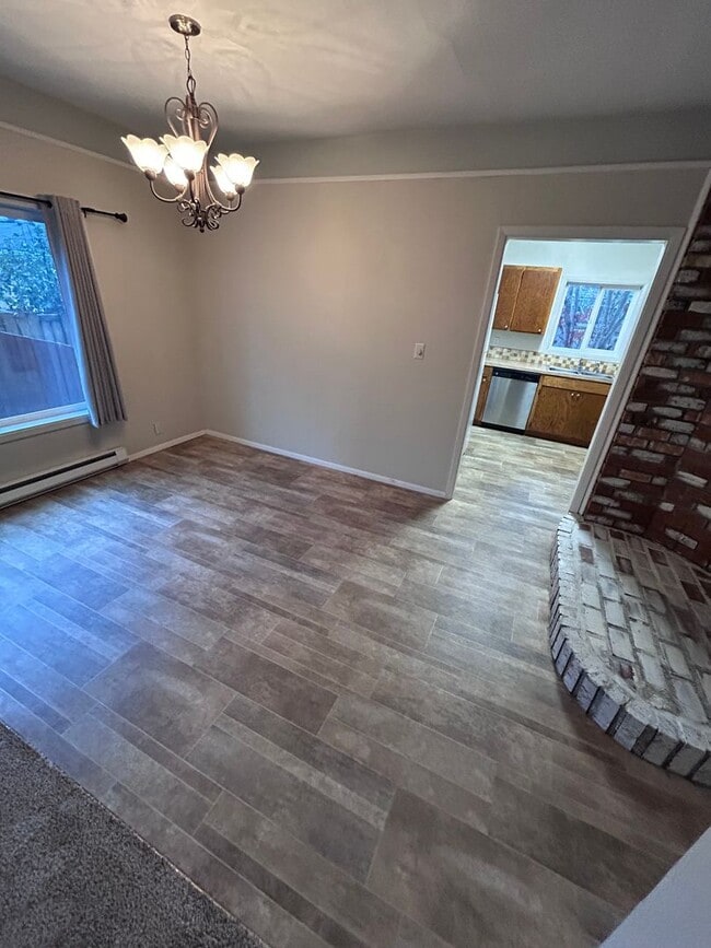 Building Photo - 2085