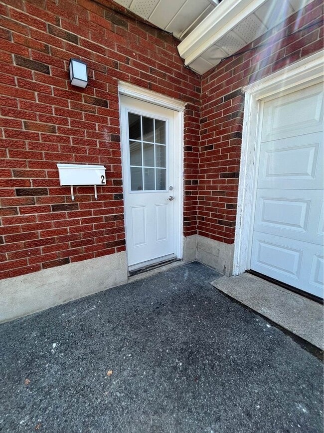 Building Photo - 16 Ridgeview Ave