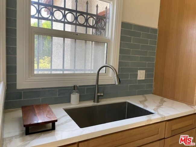 Building Photo - 456 S Wilton Pl