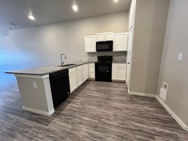 Building Photo - 3 bed 2 bath Duplex  Available 9/10!