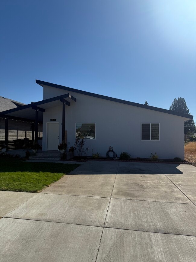 Building Photo - 607 Pleasant Ave
