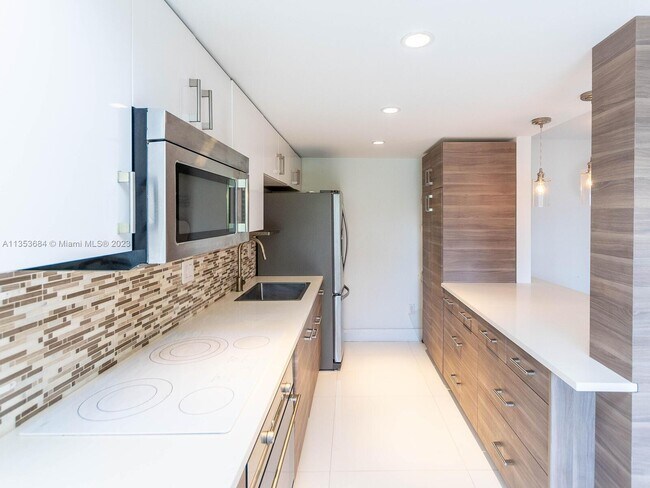 Building Photo - 2201 Brickell Ave